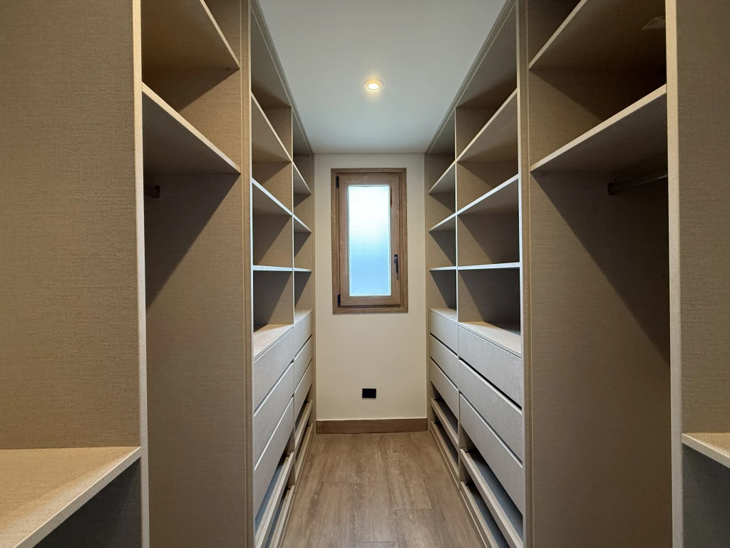 LC42Vestidor.webp