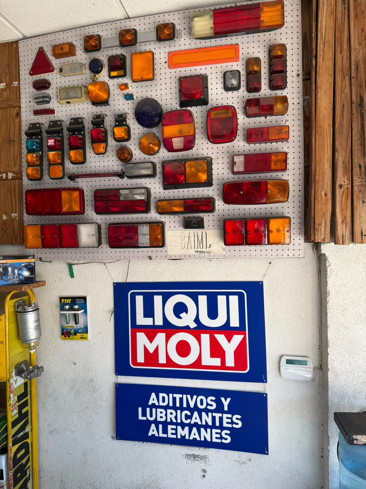 Depósito de repuestos con piezas para camiones