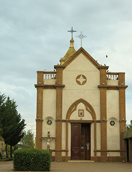 Iglesia San Nicolás de Tolentino “Característica de la iglesia de este pueblo es el campanario que fue construido en la parte de atrás”. Fue fundada el 27 de Abril de 1902, bendecida e inaugurada, según el Ritual Romano por la Orden de R.R.P.P. Agustinos, siendo su primer cura párroco Winseslau Romero.