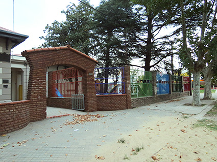 En 1900 se inician las clases, siendo la primera maestra la Sra. Jacinta Brenna de Del Coro; los archivos dan testimonio a partir de 1905.