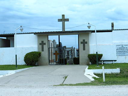 Cementerio “San Nicolás de Tolentino” El 19/08/1906 se coloca la piedra fundamental bajo la presidencia comunal del Sr. Simón Casa, habilitándose el 10/09/1907.