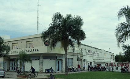 Club Atlético Unión y Sociedad Italiana El 1/5/1921 se forma por la fusión de los clubes Atlético Álvarez y Club Atlético Kimberly, que ya en 1910 hacían practicas de football, siendo su primer presidente el Sr. Antonio Salerno.