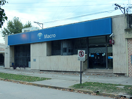 Banco Álvarez Coop. Ltdo. (Hoy Banco Bisel) Funcionó como Caja de Créditos Regional Álvarez a partir del 7/5/1962, siendo su primer presidente el Sr. José D’ Agostino; el 3 de julio de 1978 comienza su movimiento como Banco, cesando sus actividades por disposición del Banco Central el 4/6/1987. En 8/8/1988 abrió sus puertas el Banco Independencia Coop. Ltda. siendo el gerente Gral. el Sr. Juan Matiotto. En la actualidad es el Banco Macro.