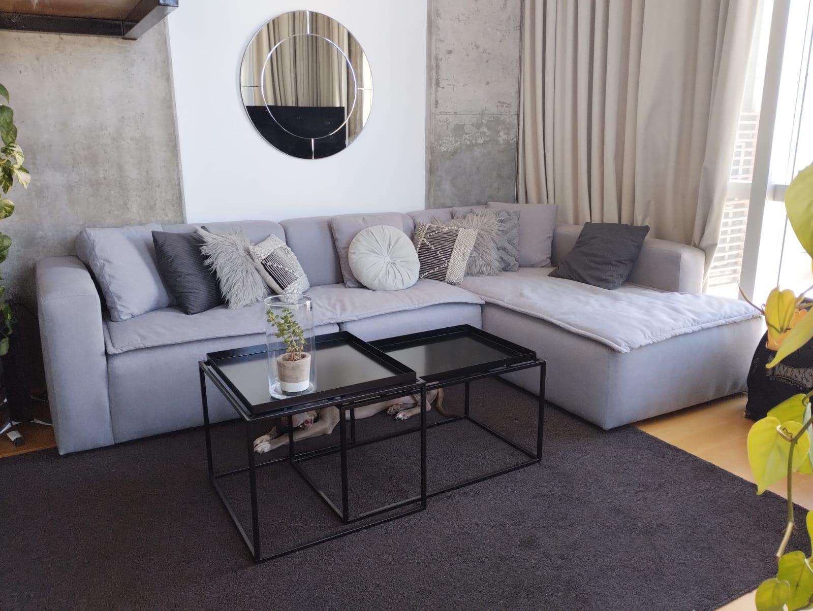 Sofá esquinero nuevo con pillows. Tapizado en pana