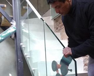 Instalación de vidrios de seguridad para escaleras y balcones