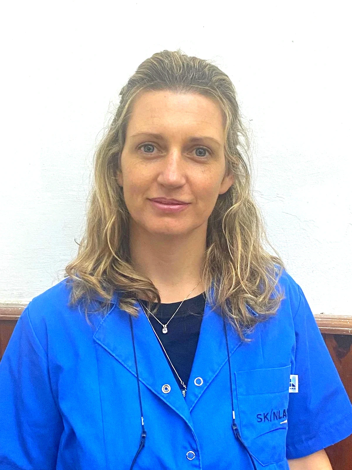 Profesional aplicando tratamiento de depilación láser definitiva