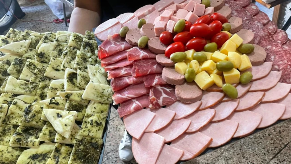 tabla de fiambres y pancitos de pan de pizza