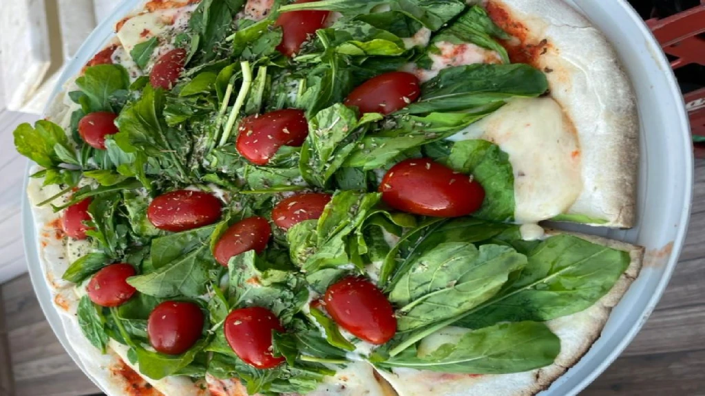 Pizza rúcula y tomate cherry