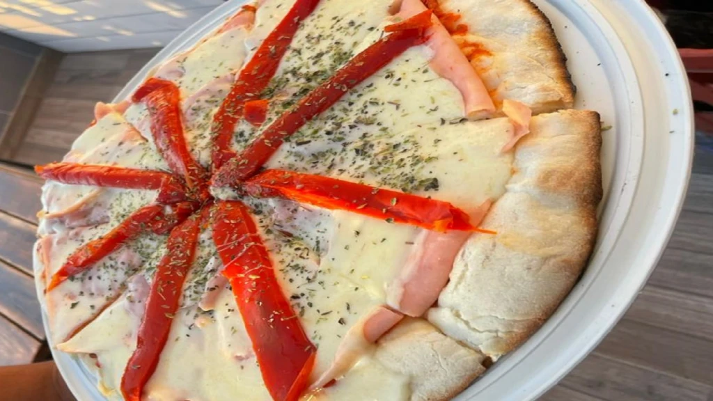 Pizza jamón y morrón