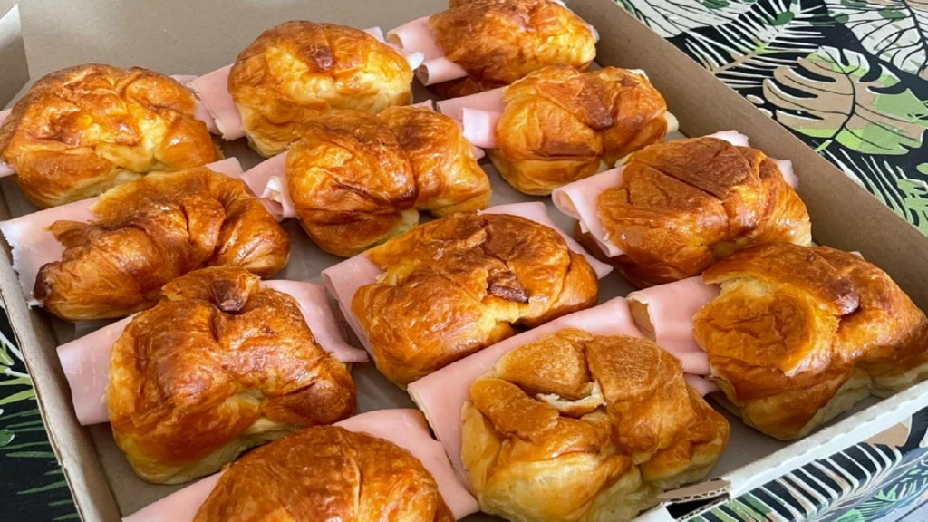 Medialunas de jamón y queso