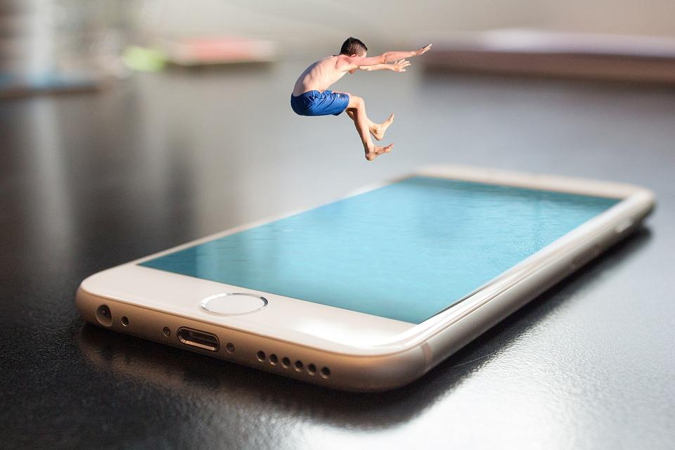 Consejos antes de regalar un smartphone a un niño