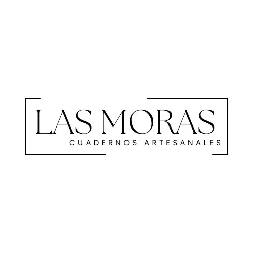 Cuaderno artesanal sobre escritorio de madera