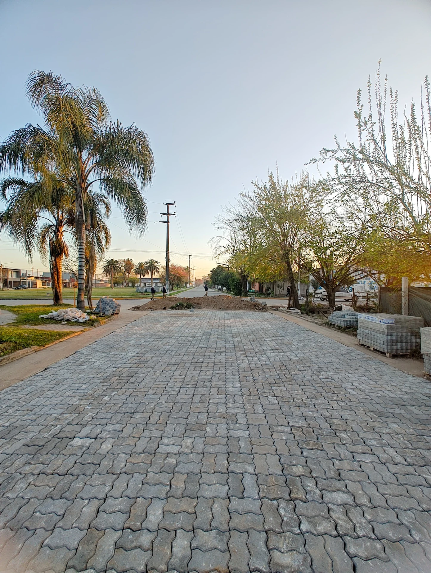 🚧 🚜 AVANCE DE 𝐎𝐁𝐑𝐀 𝐃𝐄 𝐀𝐃𝐎𝐐𝐔𝐈𝐍𝐀𝐃𝐎 SOBRE CALLE GÜEMES‼️ 3era. ETAPA 👷‍♂️OBRAS Y SERVICIOS PÚBLICOS 👷‍♂️