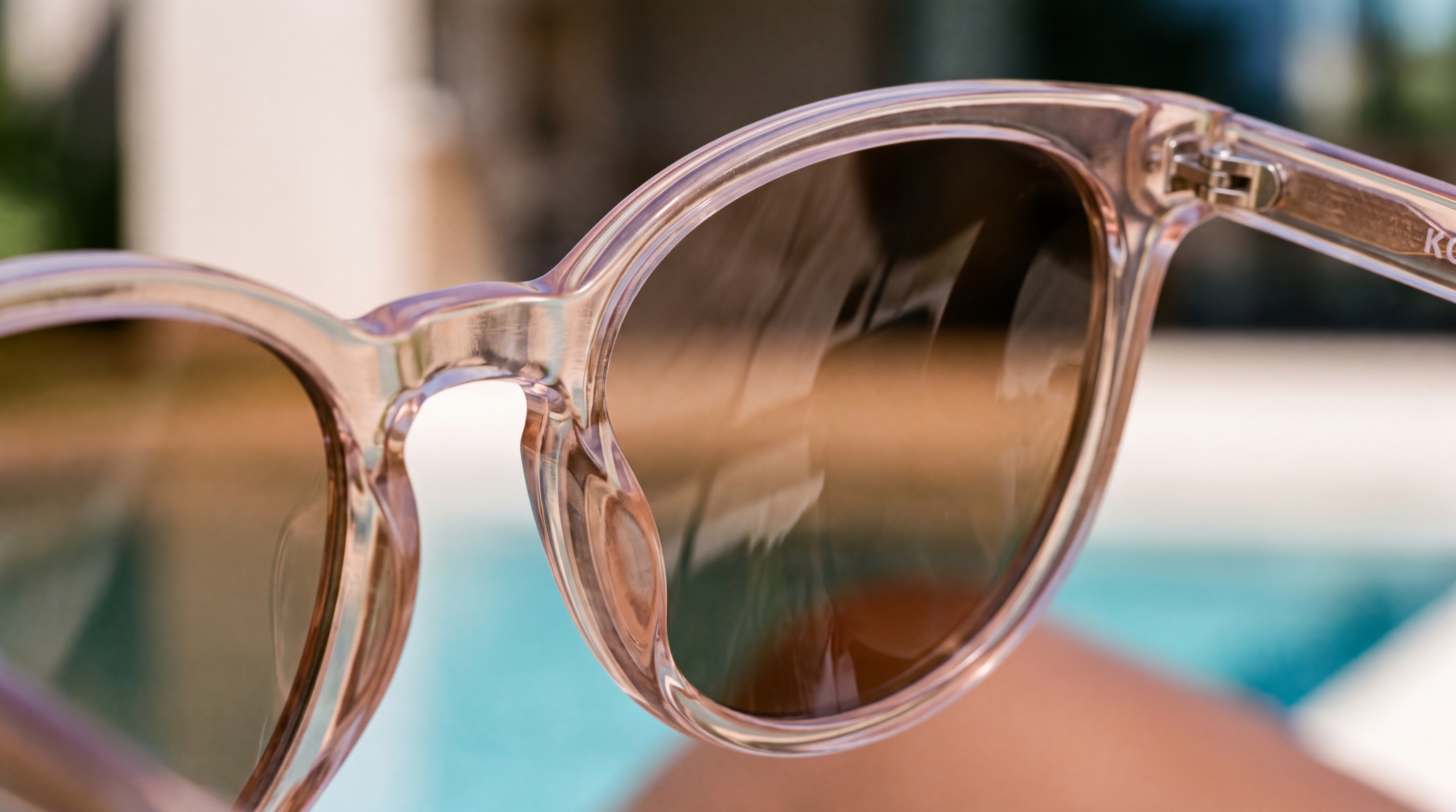 Close-upofwomansglasses4K202608181733.jpeg