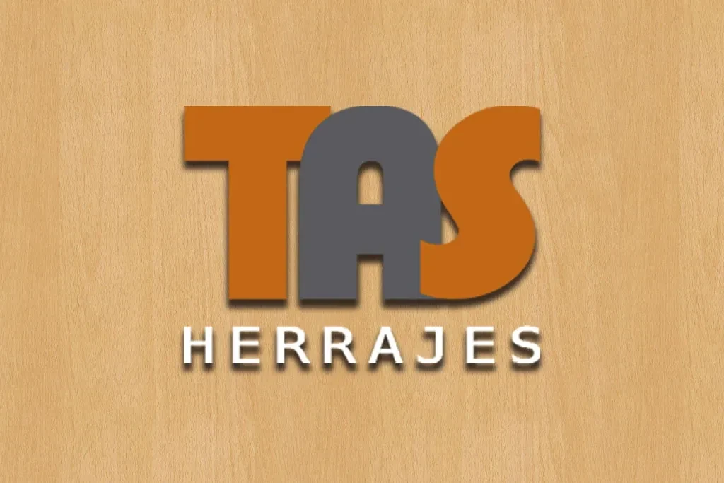 Carpintero trabajando con herrajes de precisión