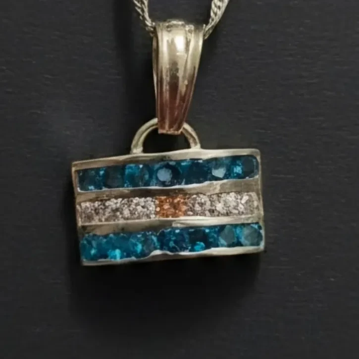 Collares y cadenas delicadas