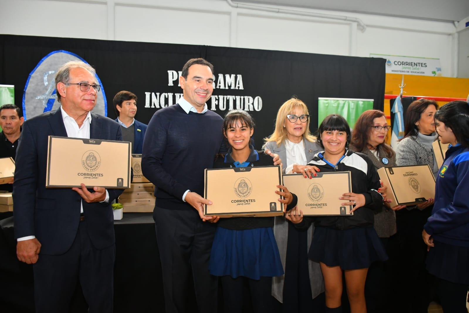 Valdés entregó notebooks en Capital