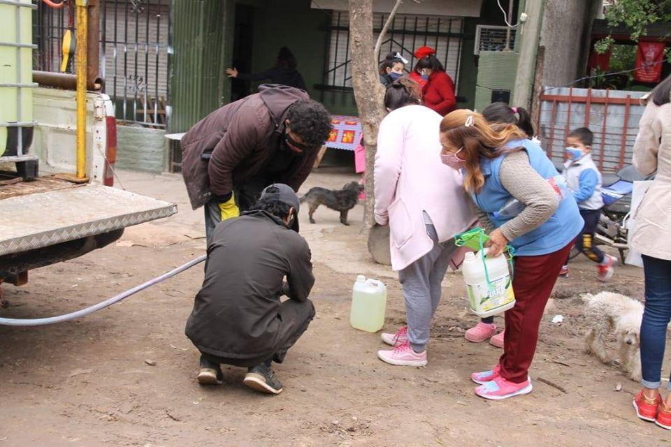 En los barrios Colombia de Granaderos y Celia se hizo entrega de lavandina y barbijos