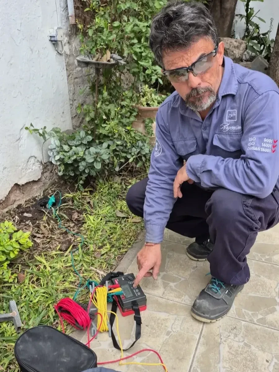 Electricista profesional trabajando en tablero