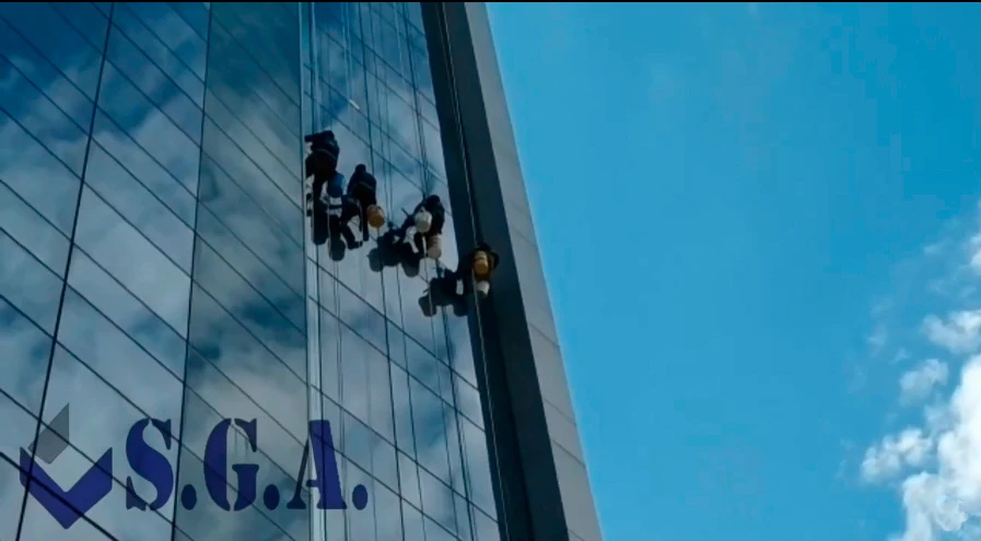 SGA limpie de vidrios en altura8-(7616).webp