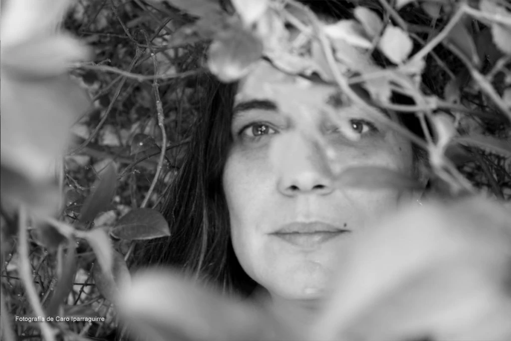 Retrato de la fotógrafa en blanco y negro