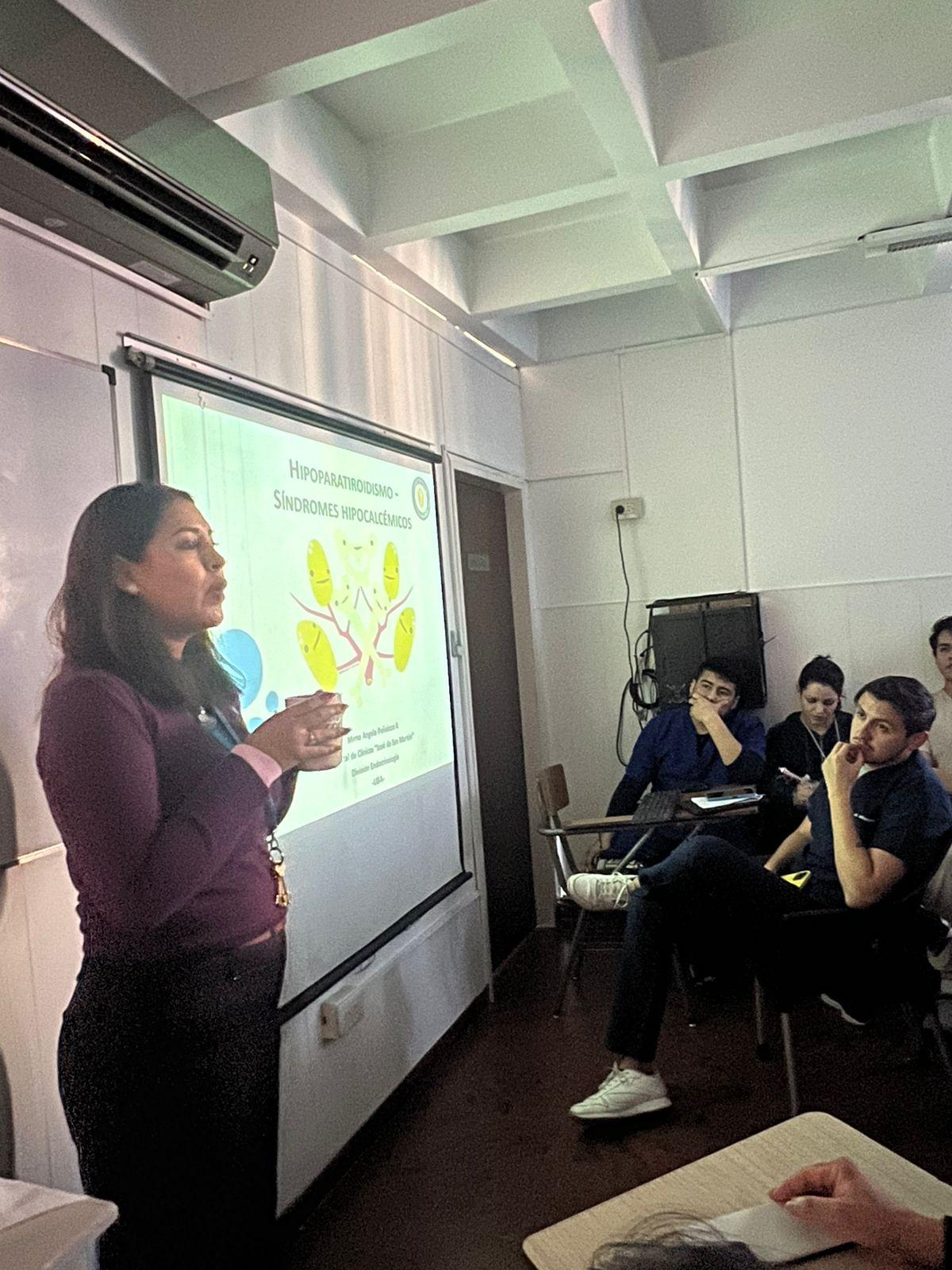 Clases de grado en el Hospital Español a cargo de la Dra. Peñaloza.