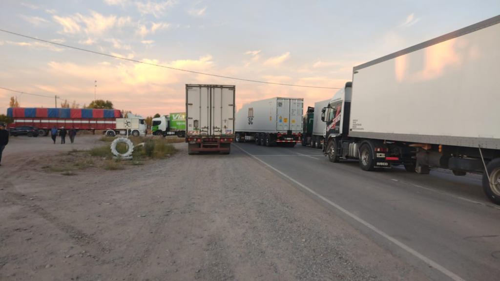 PROTESTA DE TRABAJADORES DE LA SALUD EN NEUQUEN: CAMIONEROS VARADOS Y SIN VIVERES POR CORTES DE RUTAS