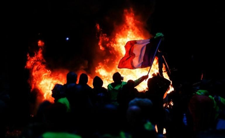 FRANCIA ESTA QUE ARDE...