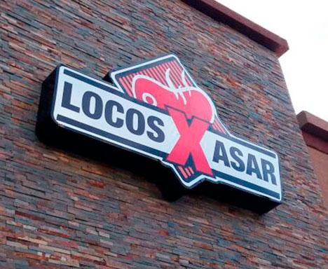 Cartelería de hierro con iluminación backlight Locos x asar