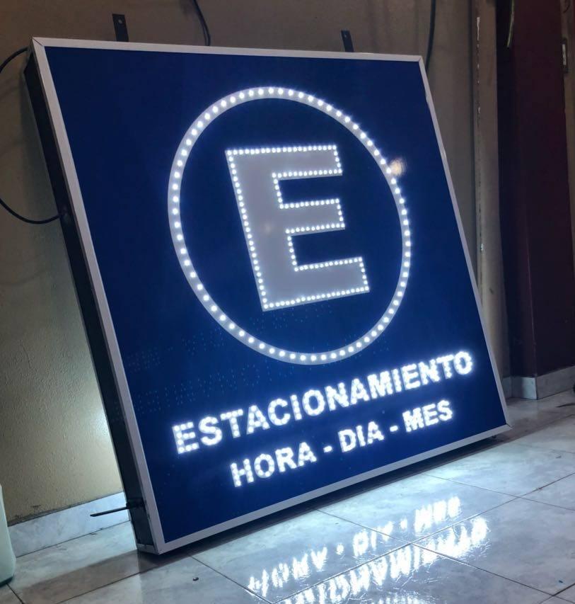Cartelería para estacionamiento iluminado con leds