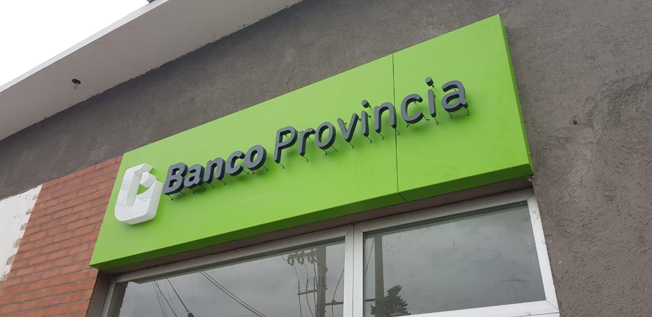 Estructura de hierro ploteada con vinilo, letras corpóreas de hierro retroiluminadas con isotipo moldeado en acrílico