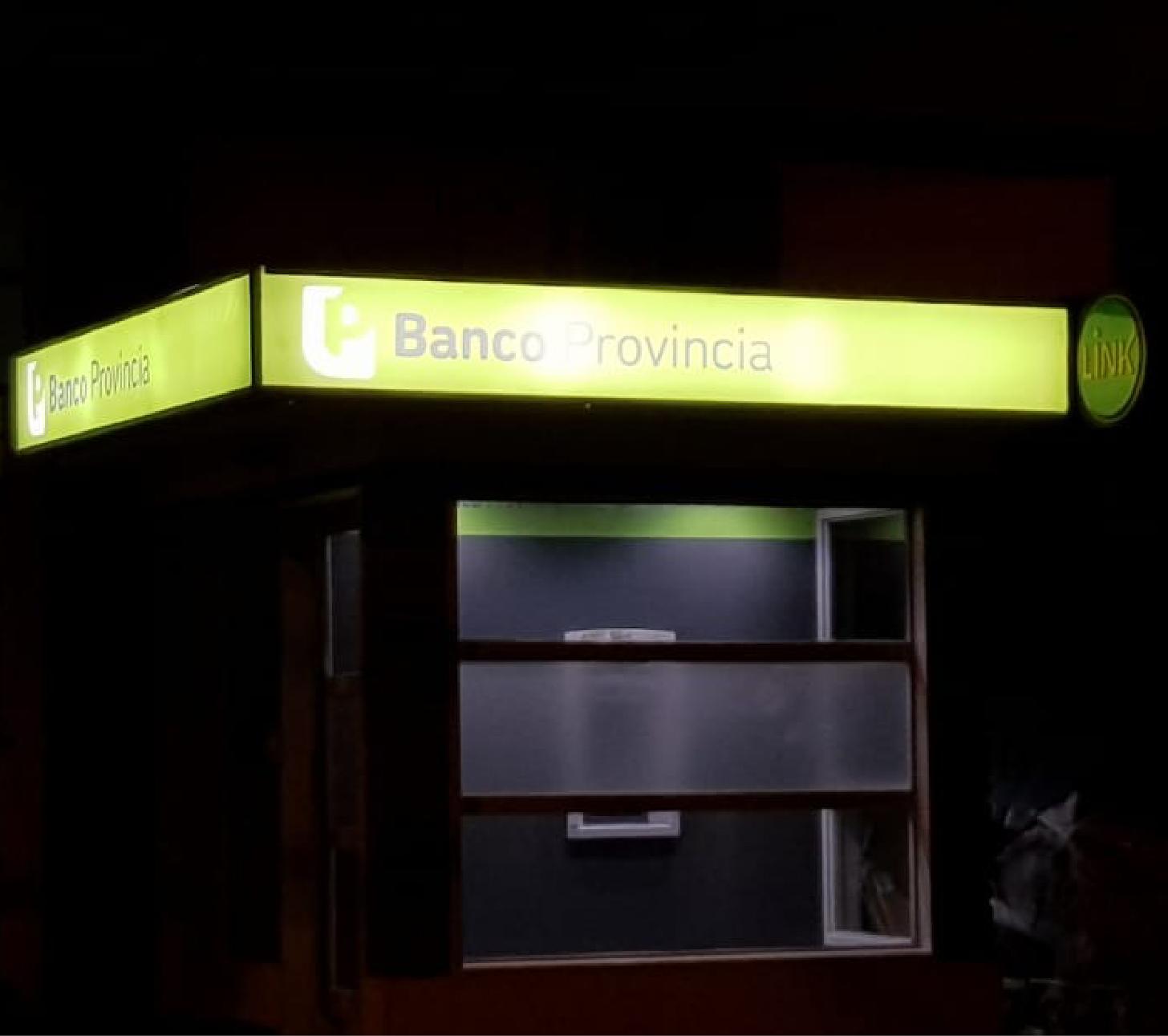 Cartelería con estructura estilo "caja" de hierro con lona backlight