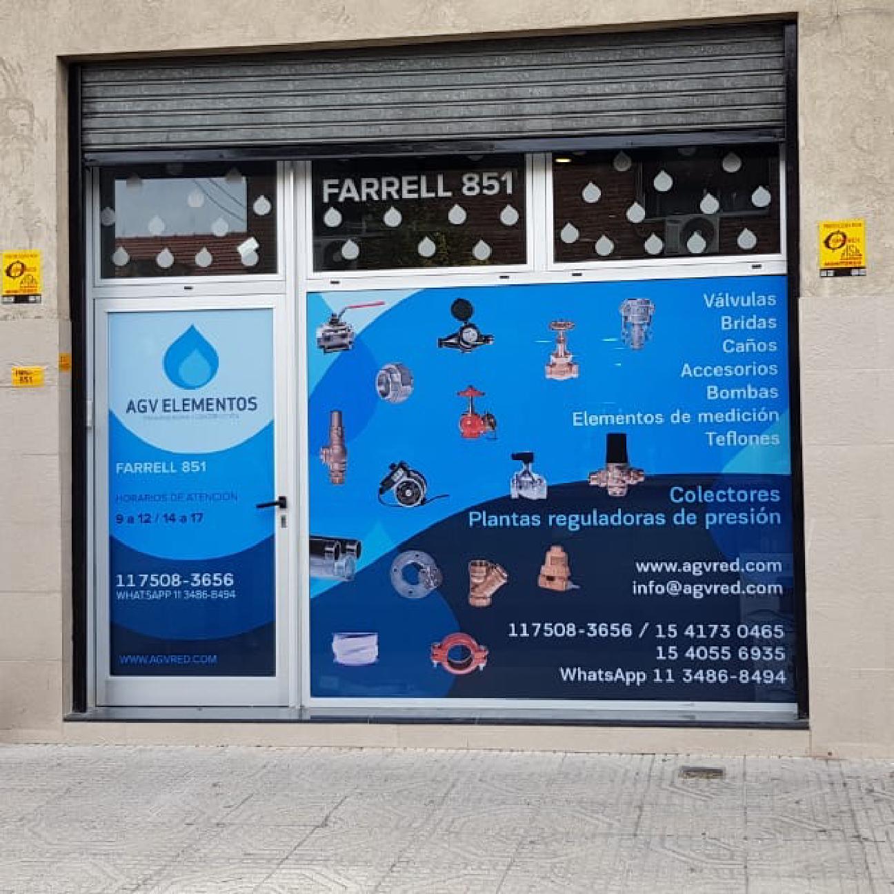Vidriera en vinilo microperforado impreso y esmerilado de corte en la parte superior.