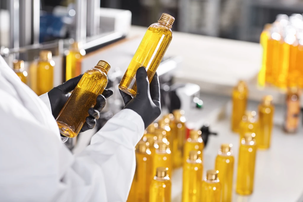 botellas-de-plastico-transparente-llenas-de-sustancia-amarilla.webp