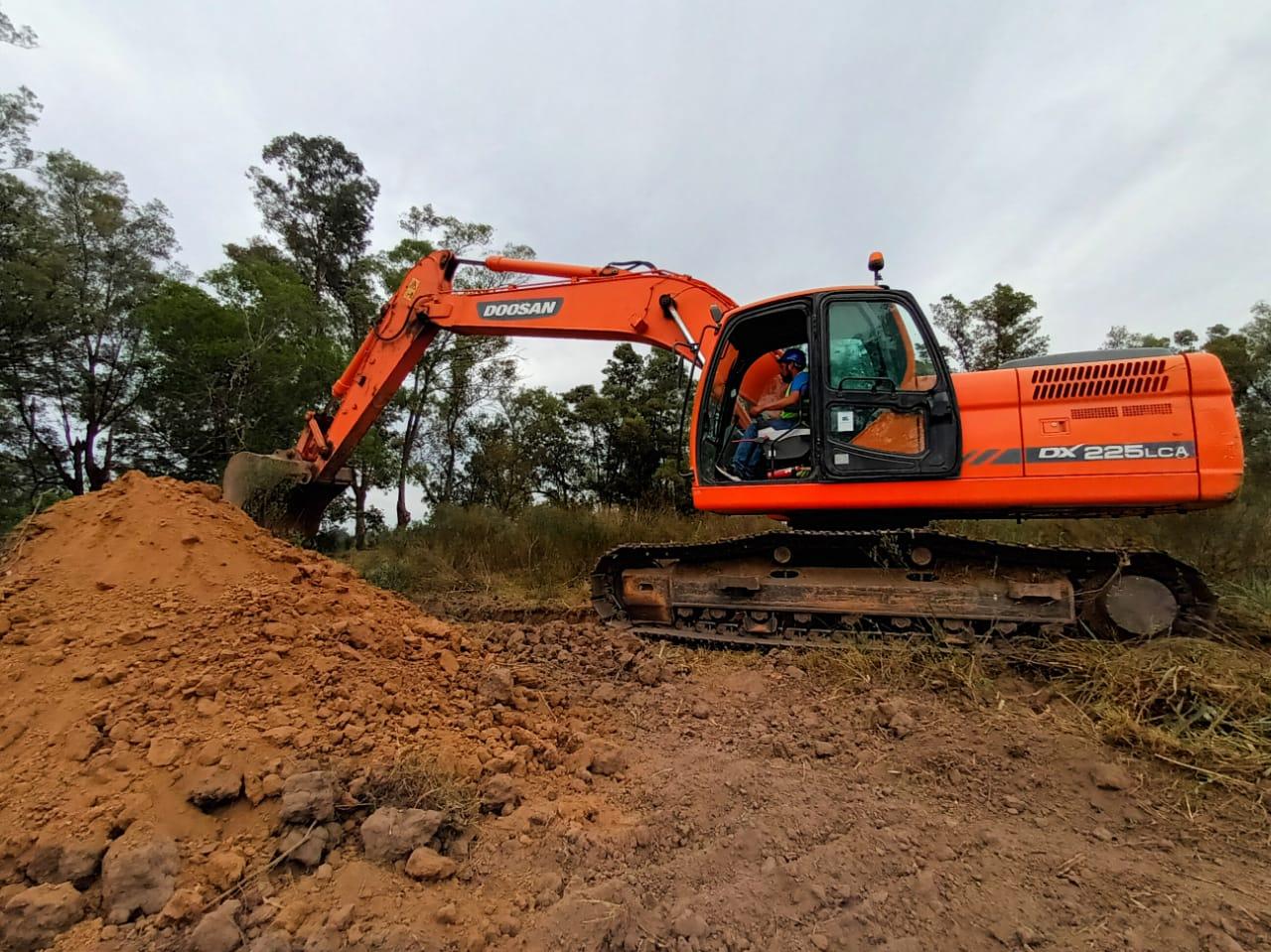 Operador de excavadora sobre orugas