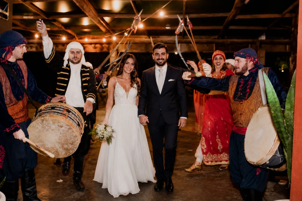Retrato de una novia con ramo de flores blancas