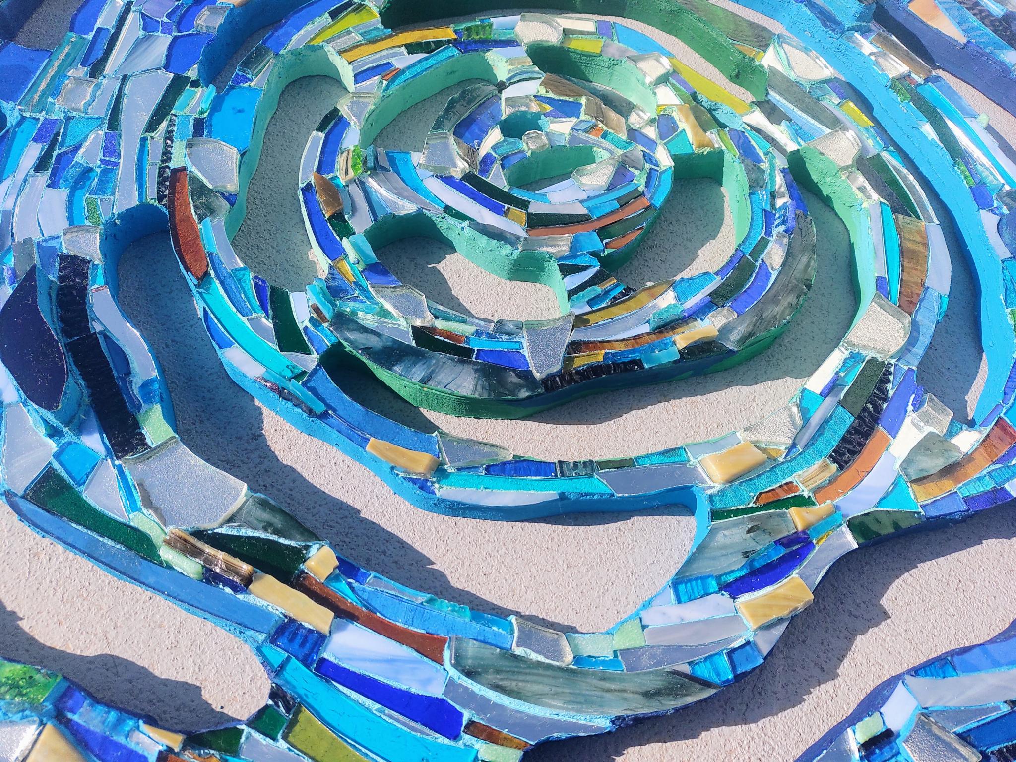 Punto de Acción-reacción. Mosaico sobre madera calada. 85 x 90 cm. 2022