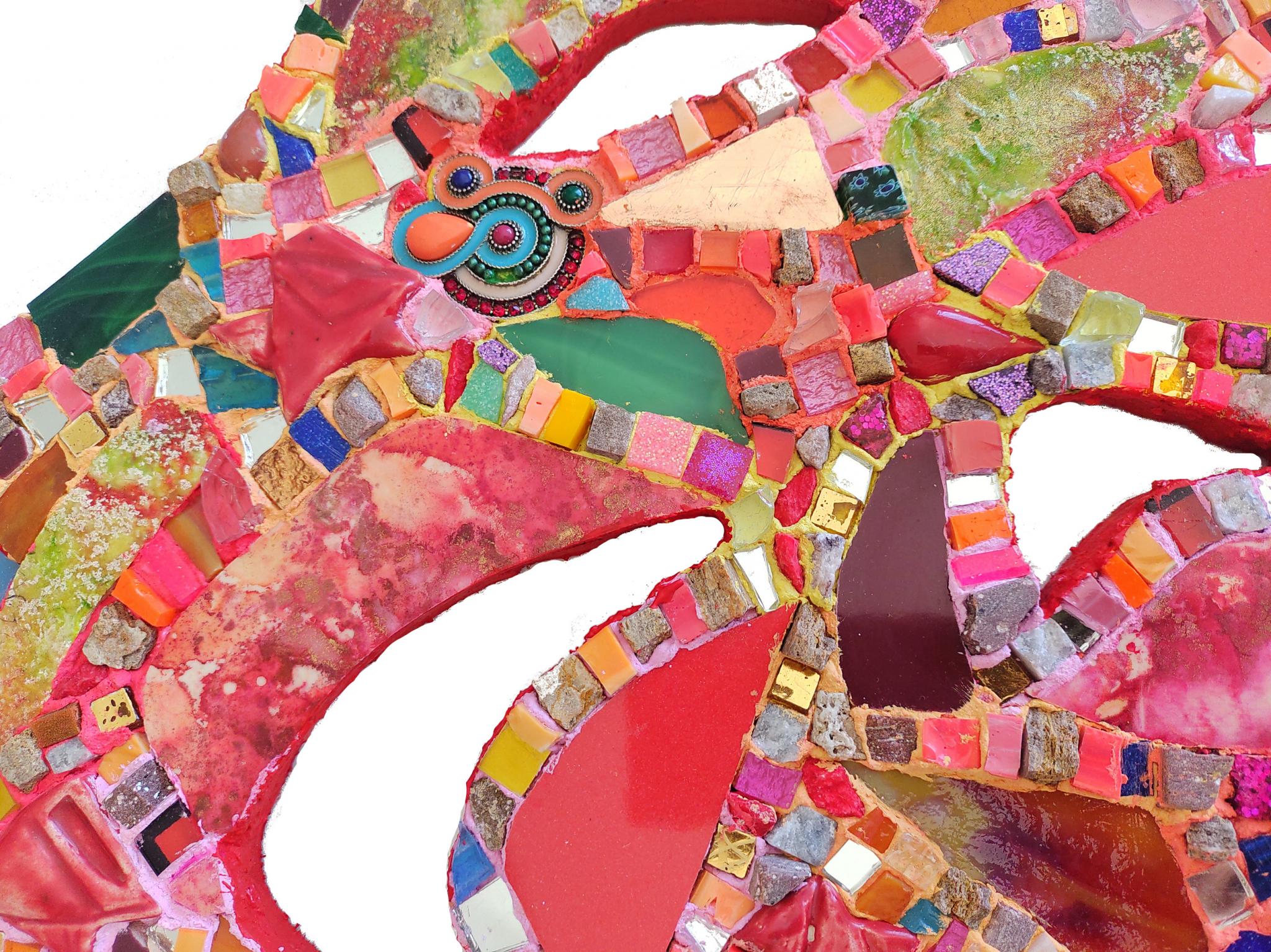 Utopía. Mosaico sobre madera calada. 2022