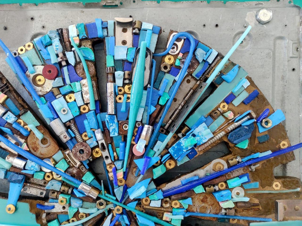 Mundo oxidado. Mosaico sobre madera. 50 x 50 cm. 2022
