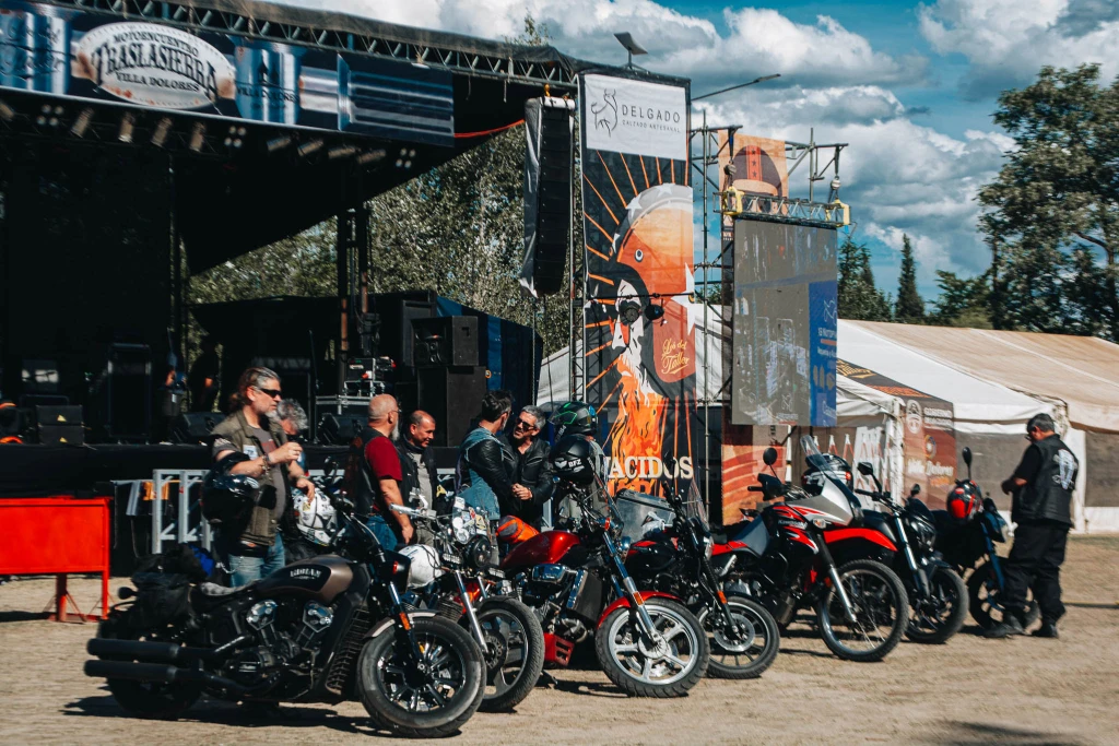 Motocicletas en un encuentro en las montañas