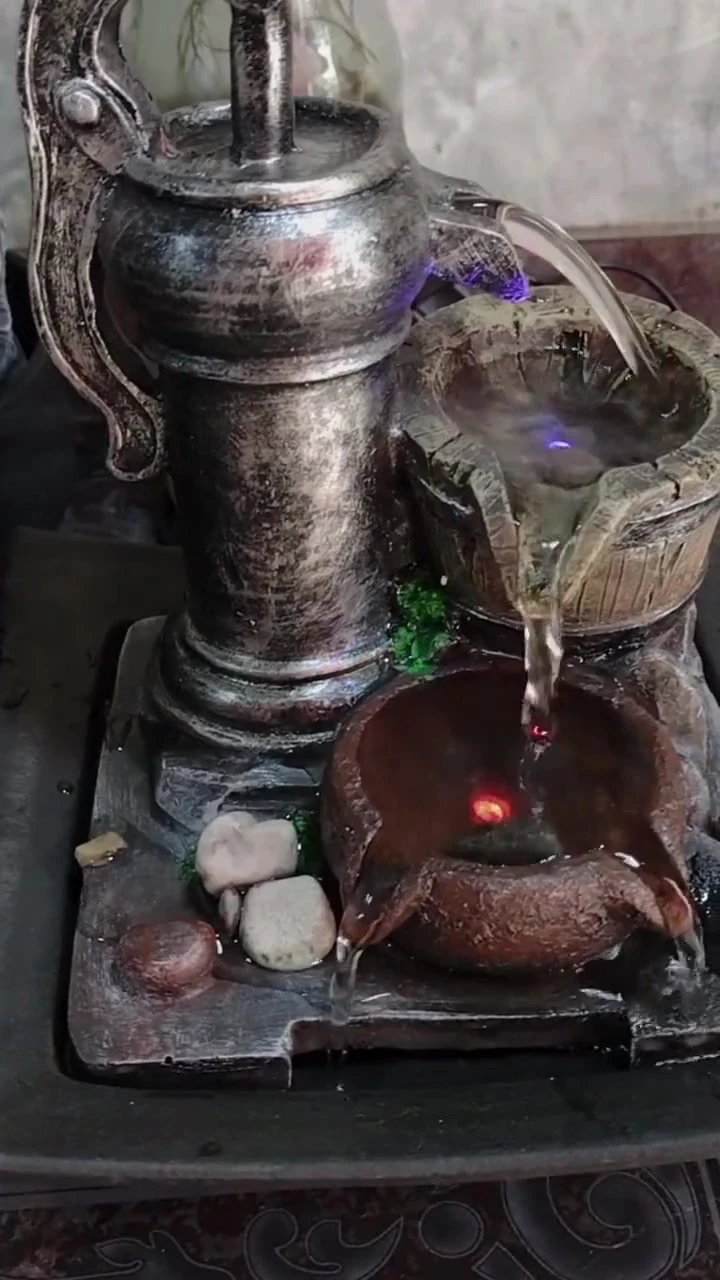 Bomba antigua y jarra con agua en movimiento