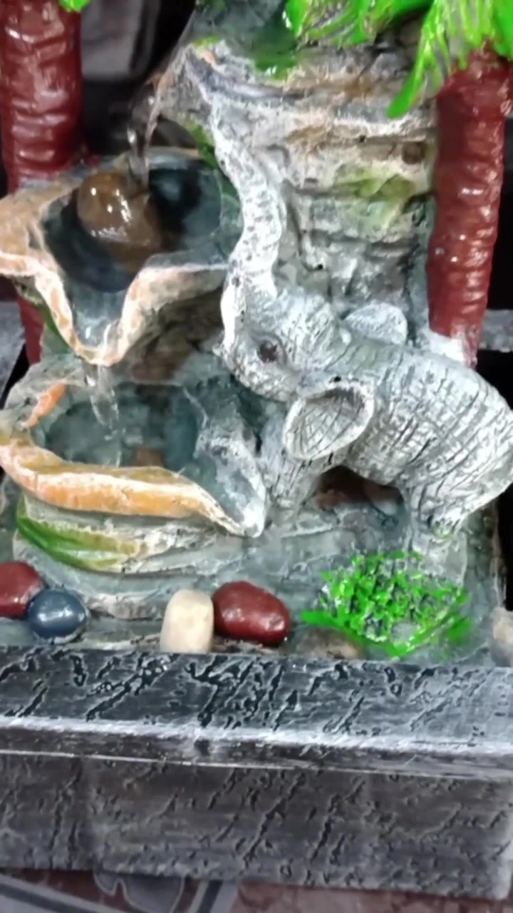 Detalle de la fuente con elefante y palmeras