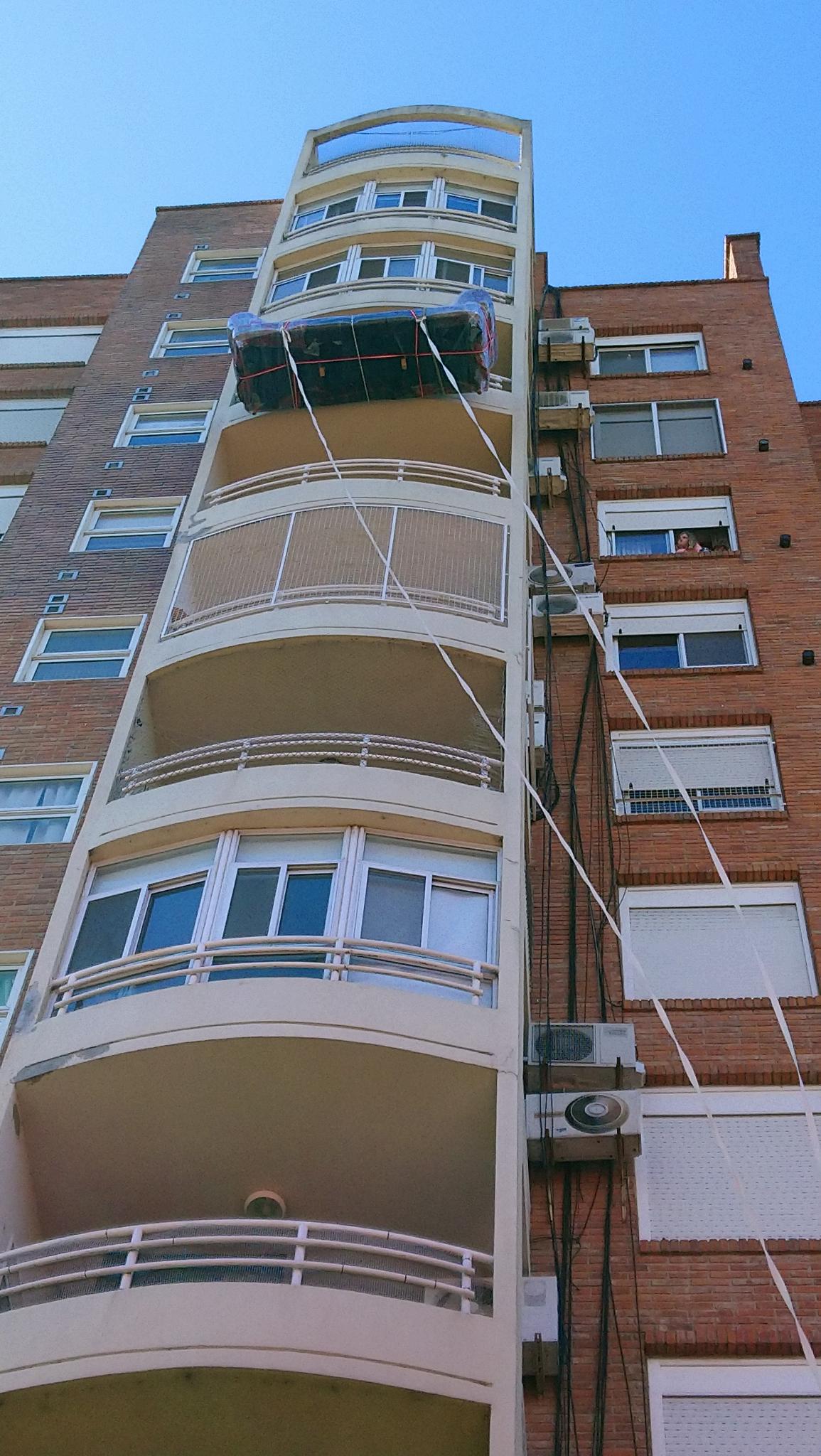 subimos sus muebles por el balcón