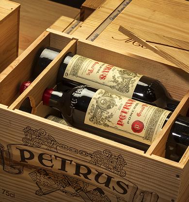 PROBABLEMENTE, EL VINO MÁS ICÓNICO DEL MUNDO Los vinos de Petrus han alcanzado una fama legendaria que justifica cada superlativo y la devoción casi mística de los amantes del vino. Este vino excepcional es el pináculo de la concentración y la opulencia en Pomerol.   Sus añadas destacan por una textura untuosa y una fortaleza en el paladar que evoca la excelencia hercúlea de los grandes dioses del olimpo. A pesar de su potencia, plenitud y riqueza, la grandeza de Petrus reside en su sorprendente equilibrio y su inconfundible aroma, diferenciándolo no solo de otros Pomerols, sino de la totalidad de los vinos.