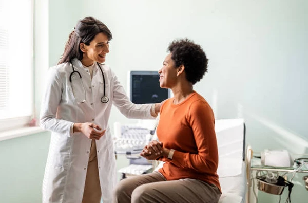 Dispositivos médicos de alta tecnología en entorno clínico profesional