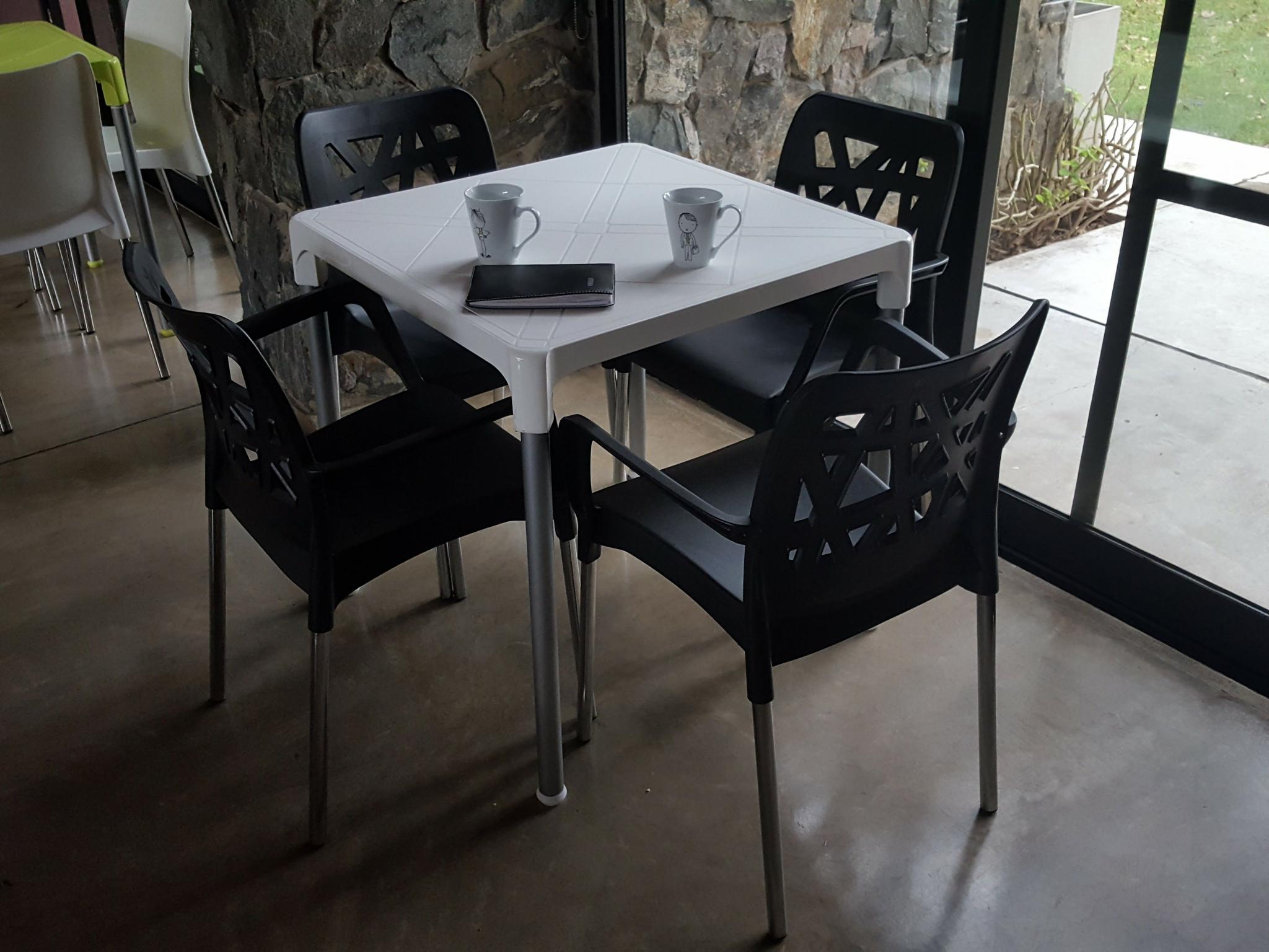 Mesa y sillas de diseño de plastico, para exterior e interior marca Sit Mobili