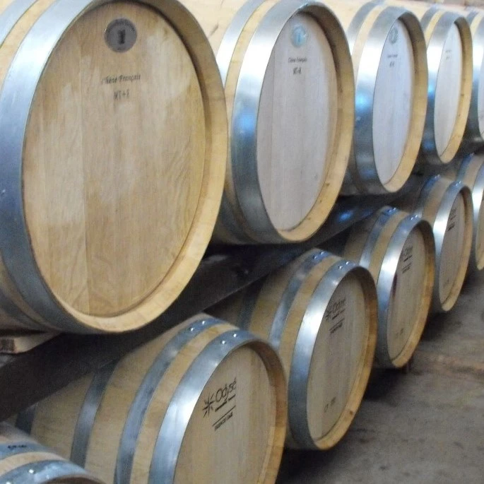 Barricas de vino en crianza del proyecto Siete Locos Wines