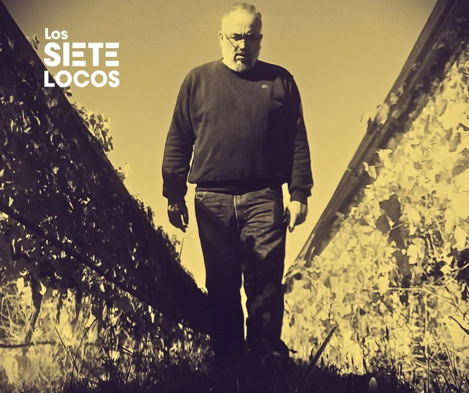 Enólogo Jorge Correa caminando por el viñedo de Siete Locos Wines