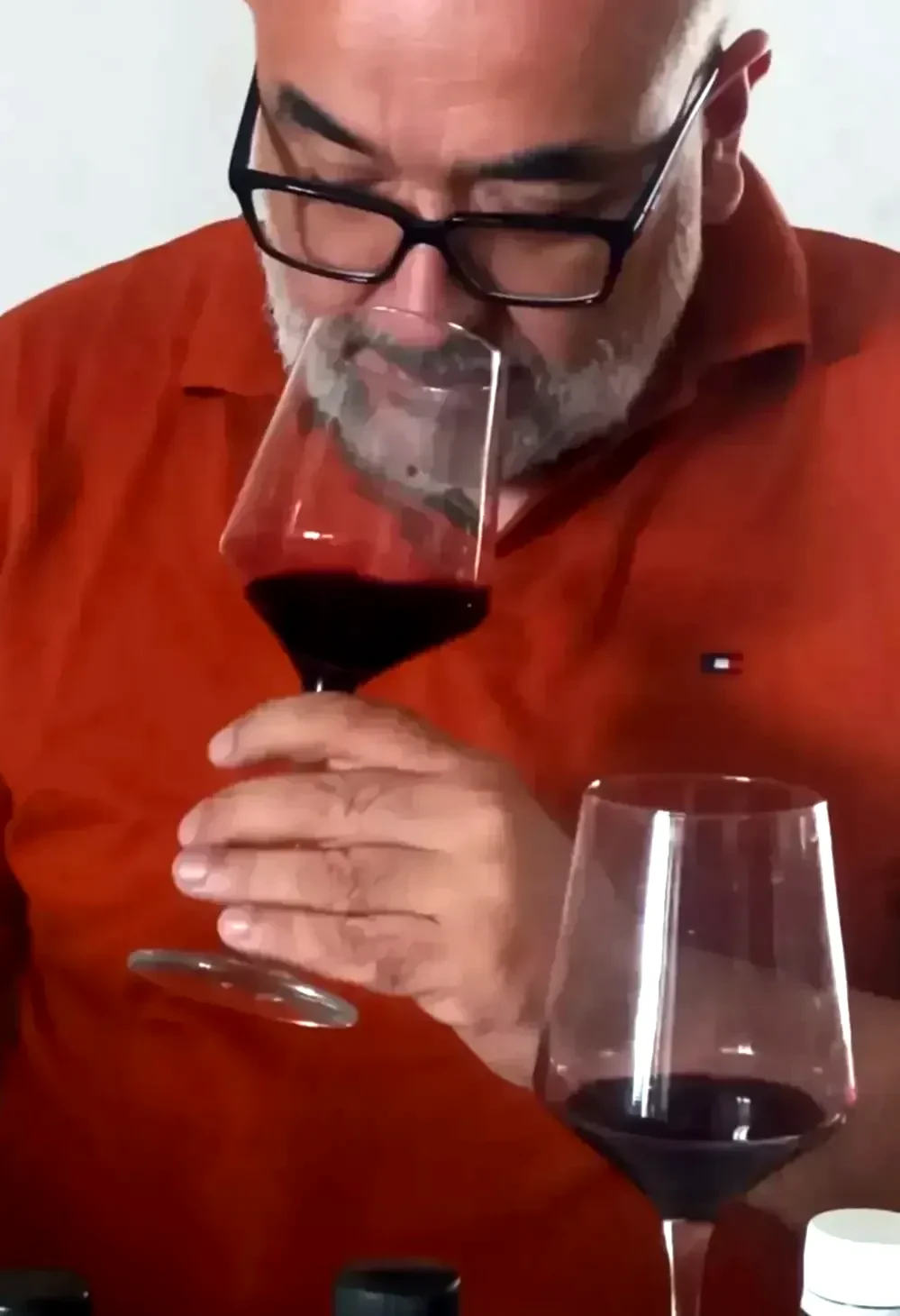 Enólogo Jorge Correa seleccionando vinos para SIete Locos WInes