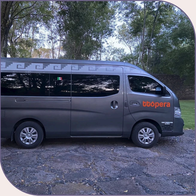 CamionetaNissan8a14pasajeros1.webp
